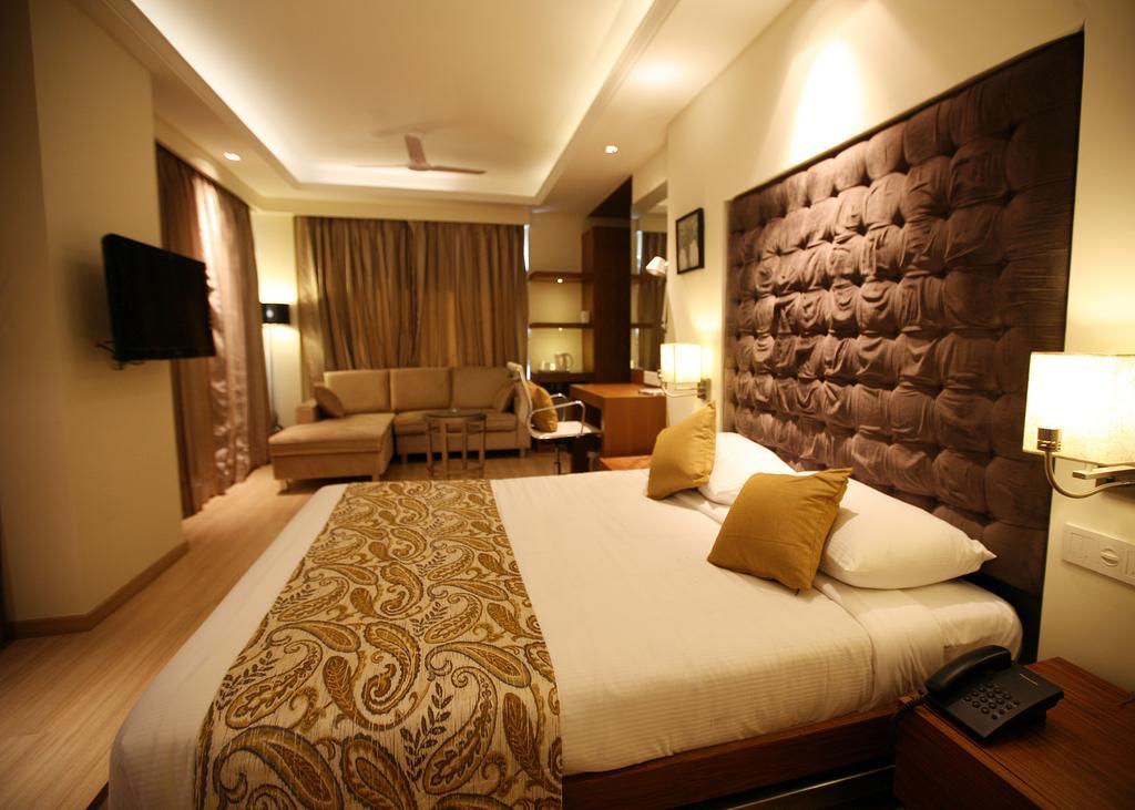 Hotel Riverview Ahmedabad Rum bild