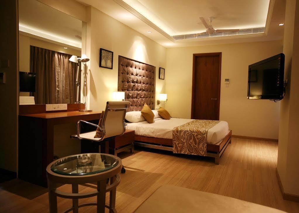 Hotel Riverview Ahmedabad Exteriör bild