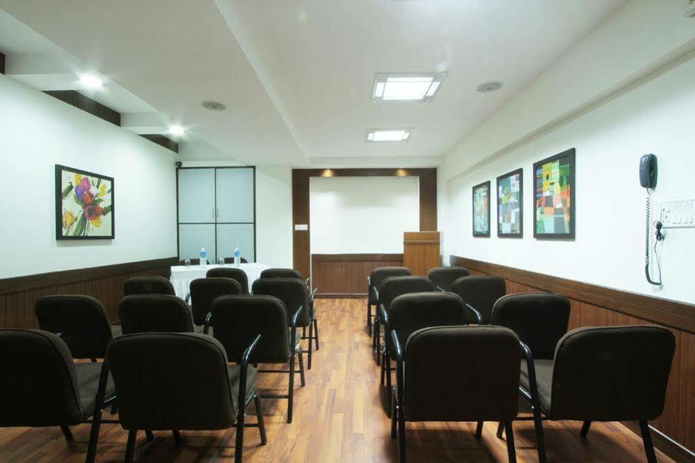 Hotel Riverview Ahmedabad Exteriör bild
